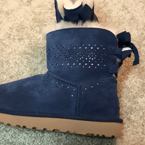 Almost New blue suede UGG boots Dae Sunshine Perforated- size 8 - Picture 5 of 7